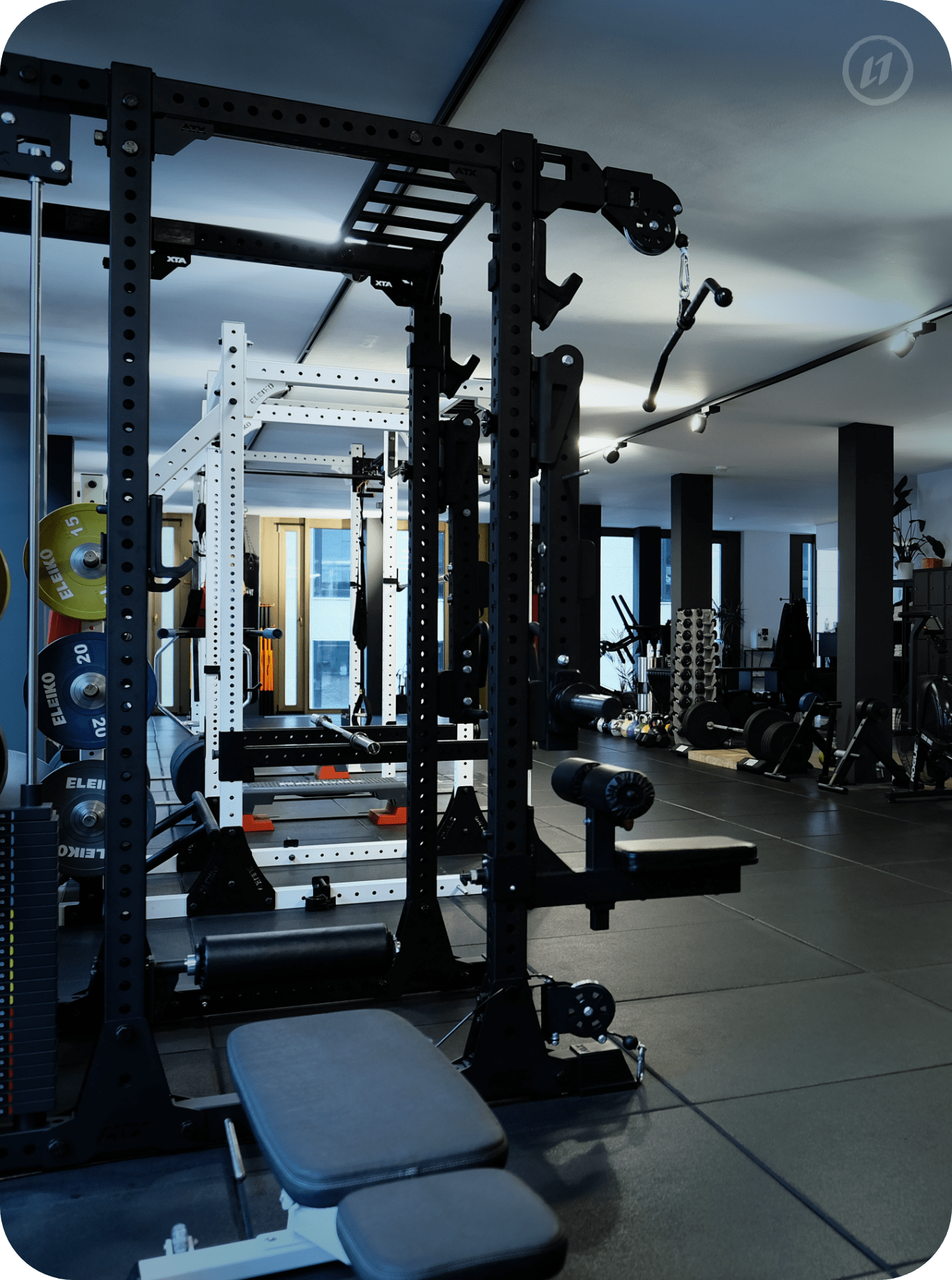 Trainingsbereich im L1FE Studio Frankfurt mit hochwertigen Power Racks, Langhanteln und Trainingszubehör.